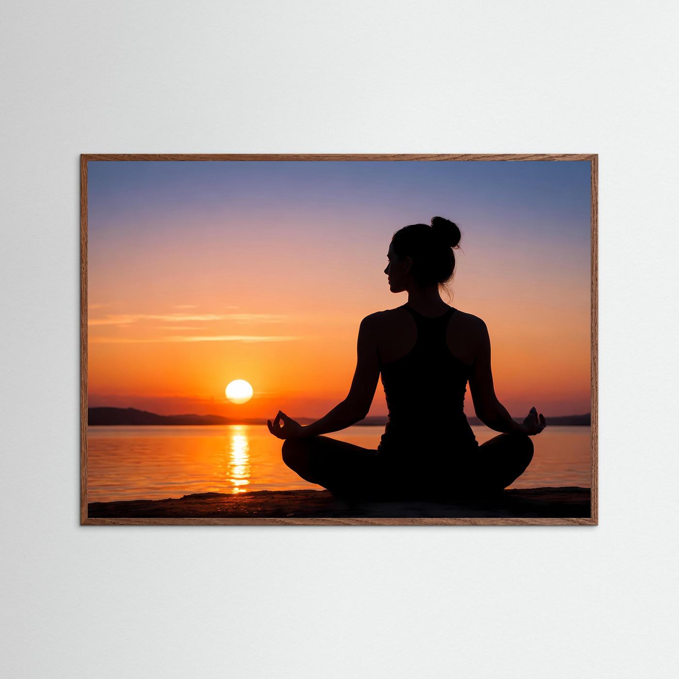 Wandbild im Querformat: meditierende Person, Sonnenuntergang über Wasser, brauner Holzrahmen