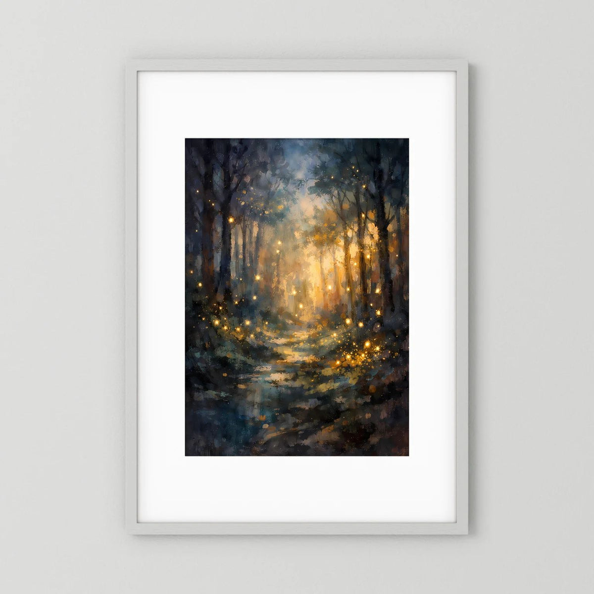 Waldposter im Hochformat mit dunklem Zauberwald und goldenen Lichtpunkten, im weißen Rahmen
