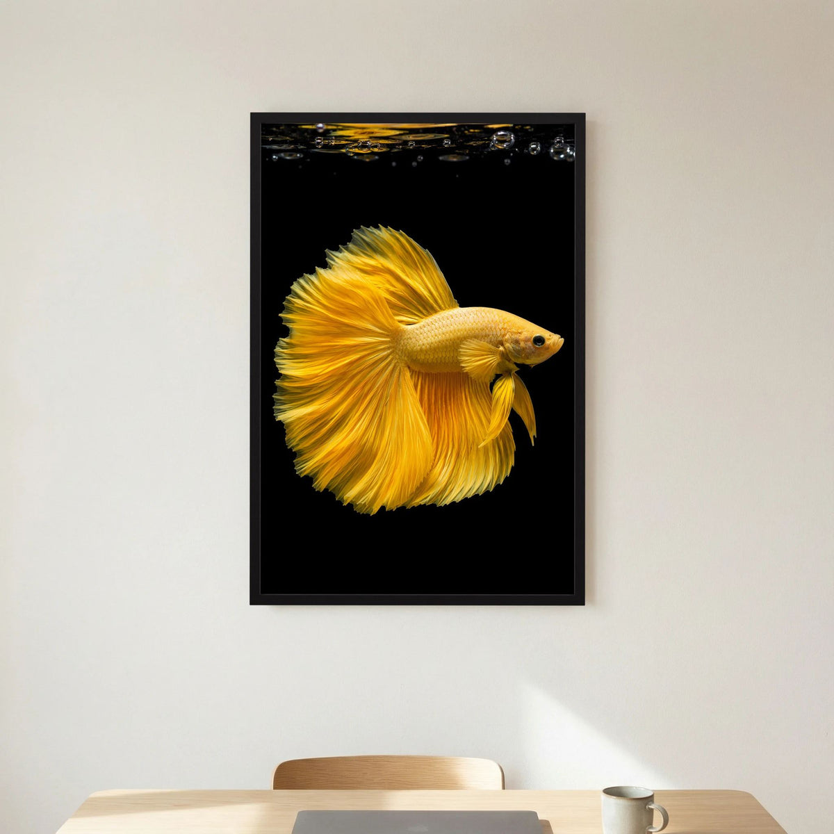 Kunstposter mit goldenem Kampffisch, gelben Flossen und leichtem Schimmer im schwarzen Rahmen