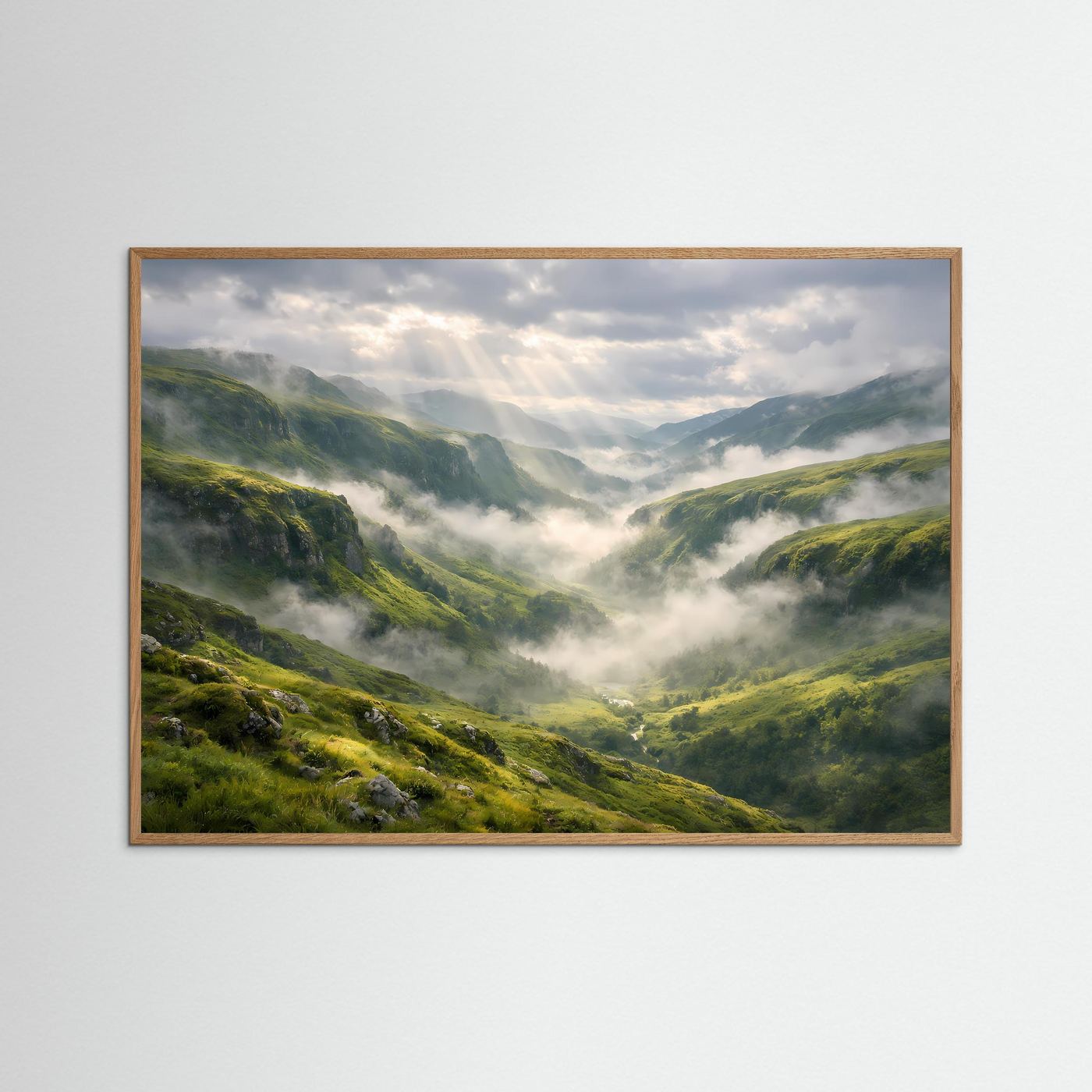 Panorama-Wandbild Querformat mit hellem Eichenrahmen: grünes Bergtal, Nebel, Lichtstrahlen