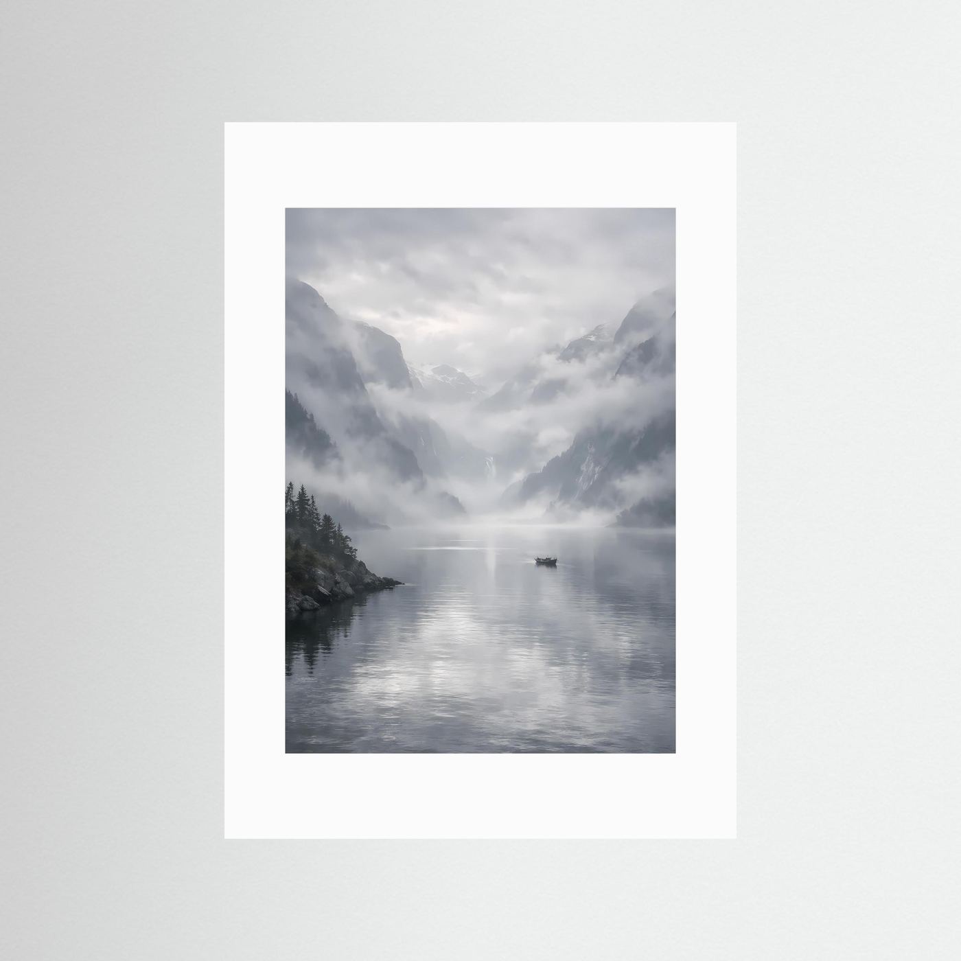 Fjord-Poster mit weißem Rand: Boot im Morgennebel, Berge und ruhiges Wasser.