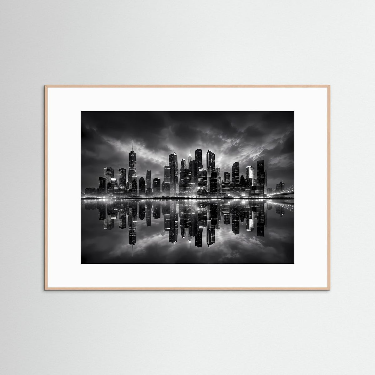 Schwarzweiß-Skyline-Poster mit Spiegelung im Wasser und Stadtlichtern bei Nacht, heller Holzrahmen