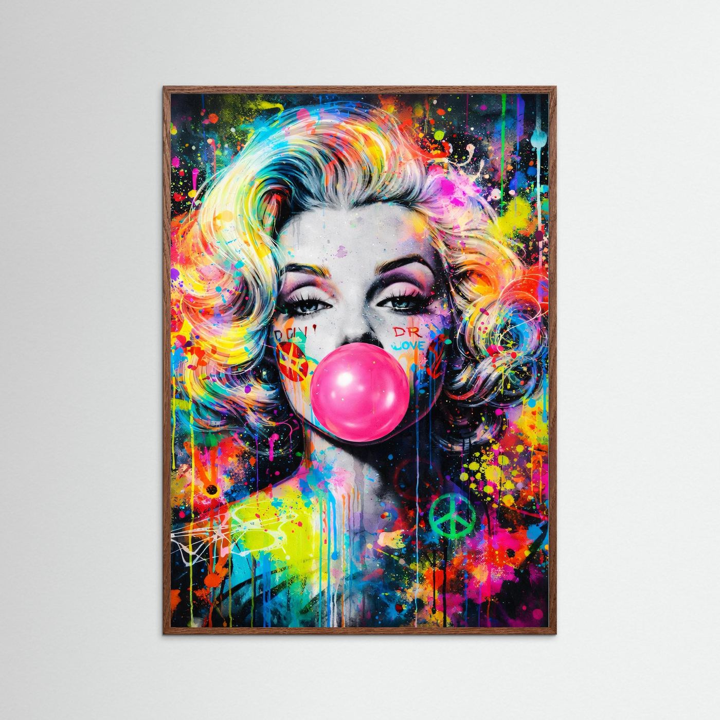 Poster mit Blondinen-Porträt und pinker Kaugummiblase, Neon-Graffiti im braunen Rahmen