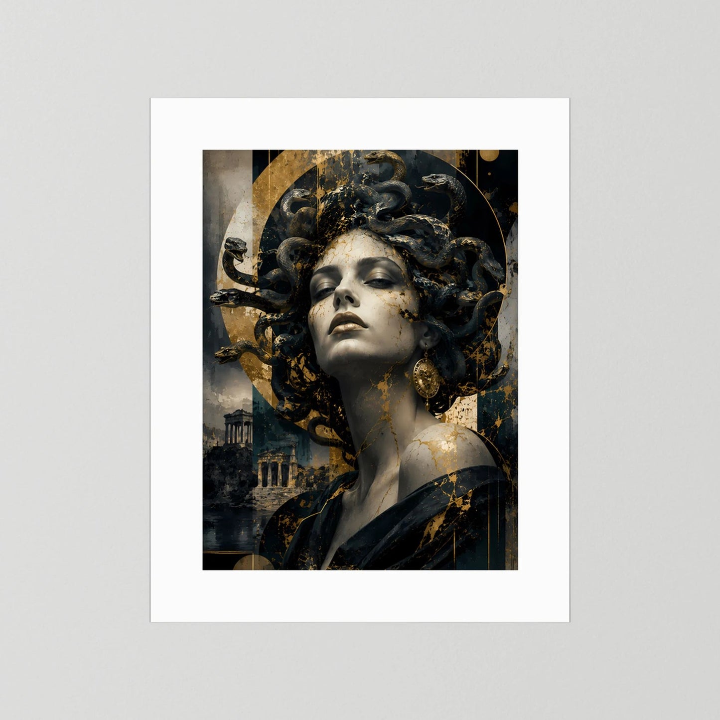 Hochformat-Poster mit Frauengesicht und Schlangenhaar in Schwarz und Gold, weißer Rahmen