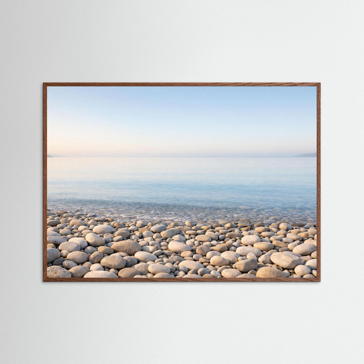 Panorama-Poster im Querformat mit dunklem Eichenrahmen: Steinstrand am Meer