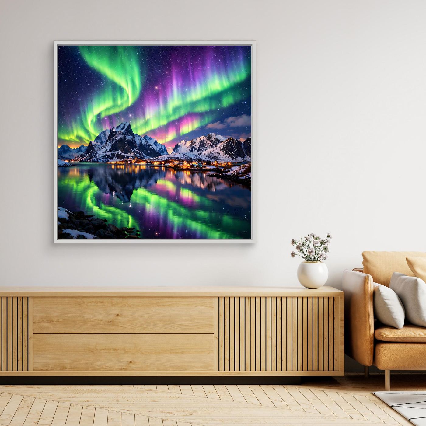 Gerahmtes Leinwandbild mit Polarlichtern in Grün und Lila, weißer Rahmen