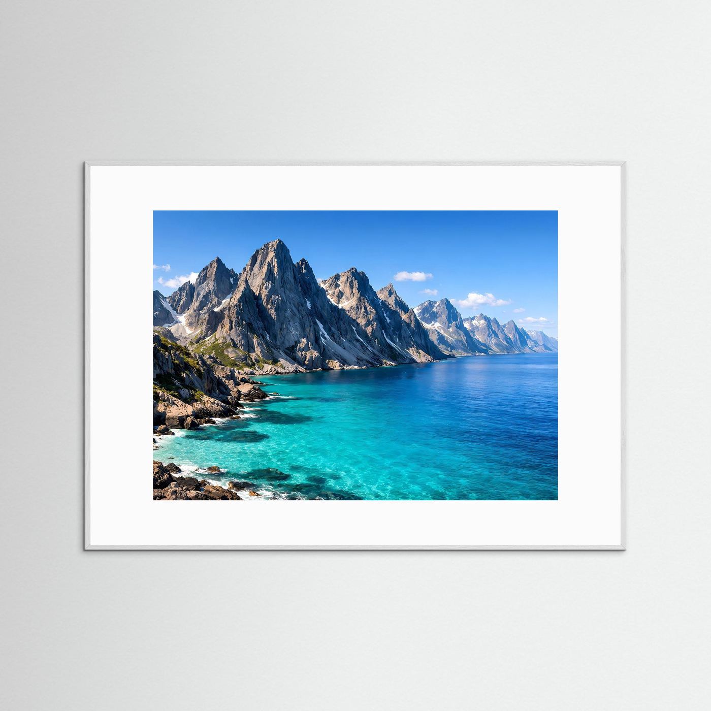 Poster im Querformat mit weißem Rahmen, Küstenfelsen und türkisblaues Meer