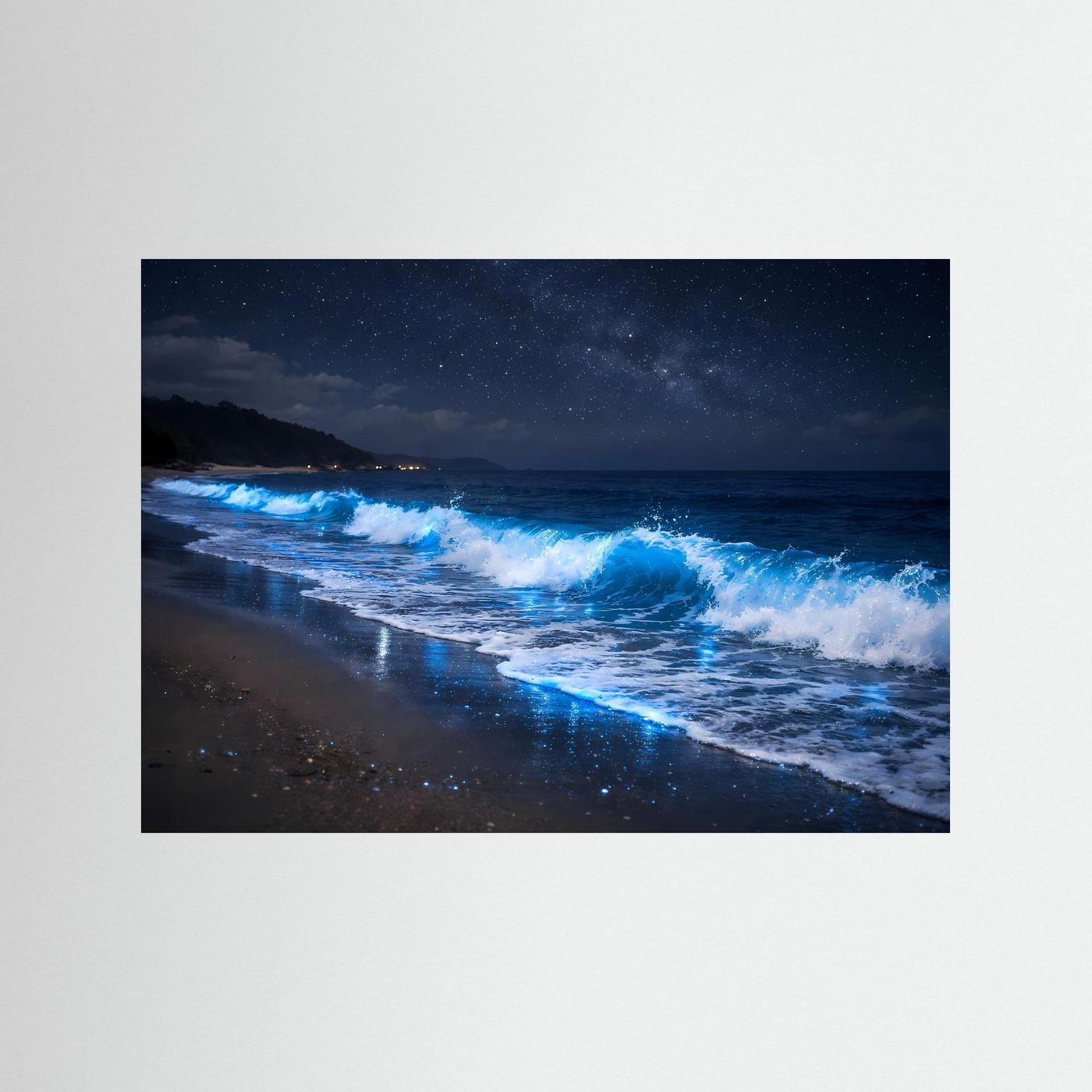 Querformat-Poster ohne Rahmen: blau leuchtende Meereswellen am Strand unter Sternenhimmel
