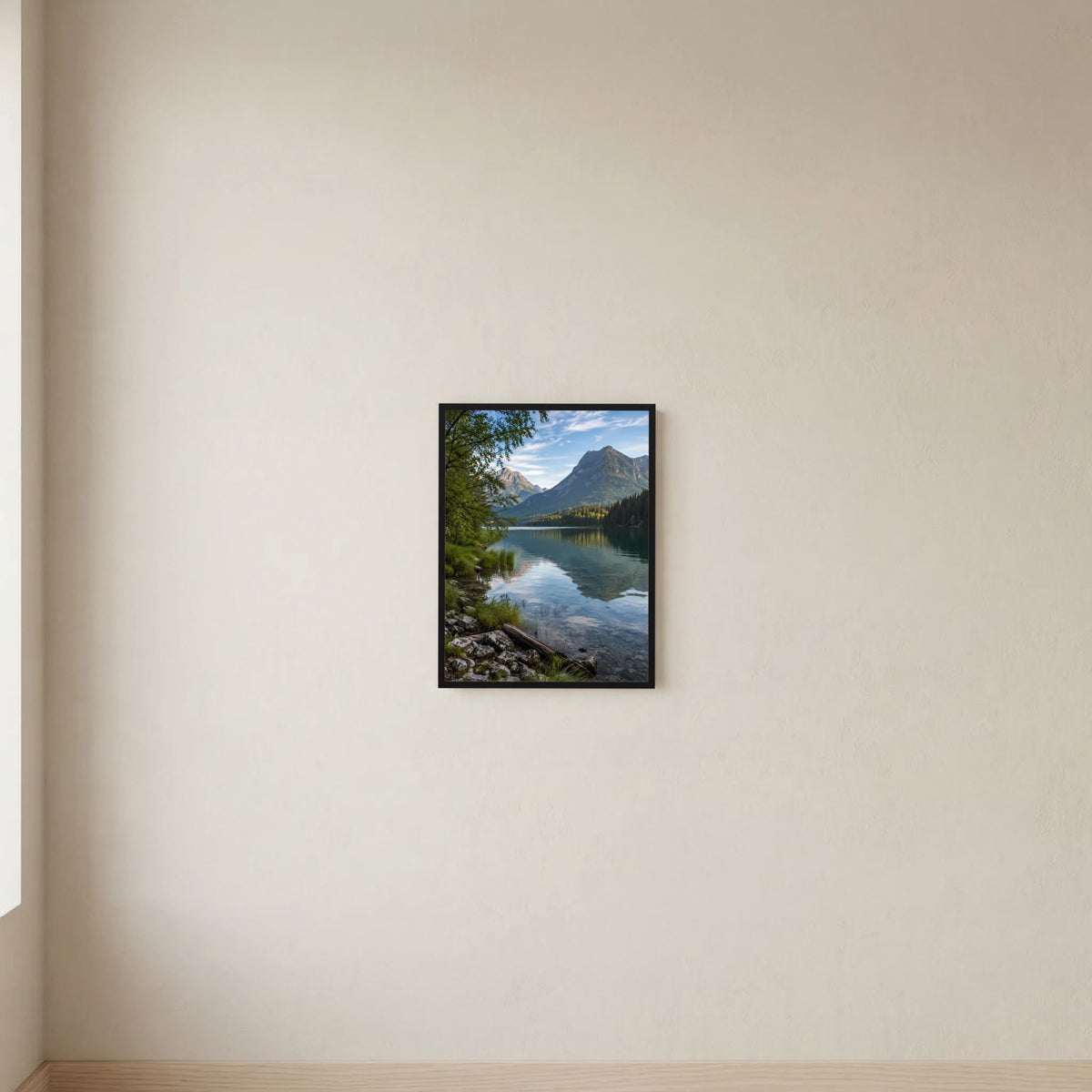 Gerahmtes Poster im Hochformat mit Bergsee, spiegelndem Wasser und markantem Berggipfel