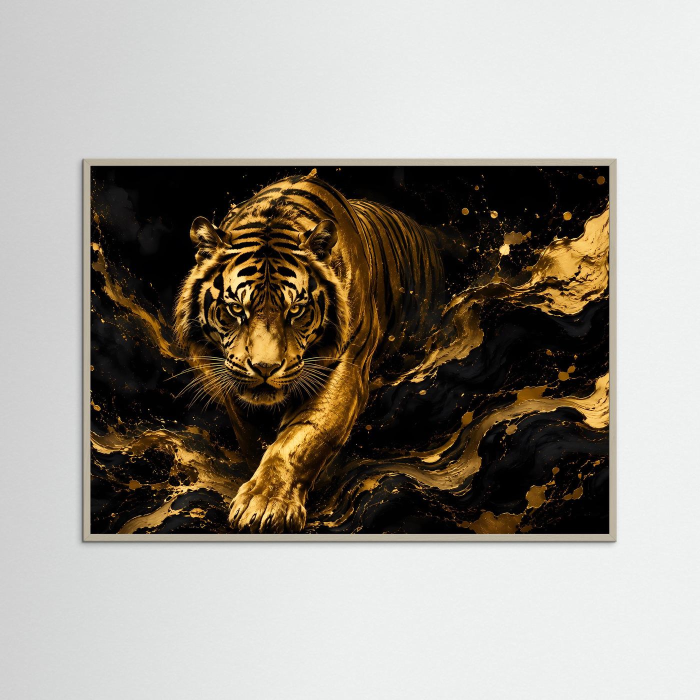 Poster mit goldfarbenem Tiger in Schwarz, Querformat, grauer Holzrahmen