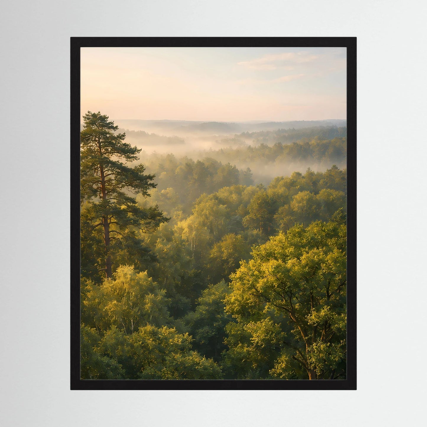 Hochformatposter im schwarzen Rahmen mit Waldlandschaft und Sonnennebeln im Morgenlicht