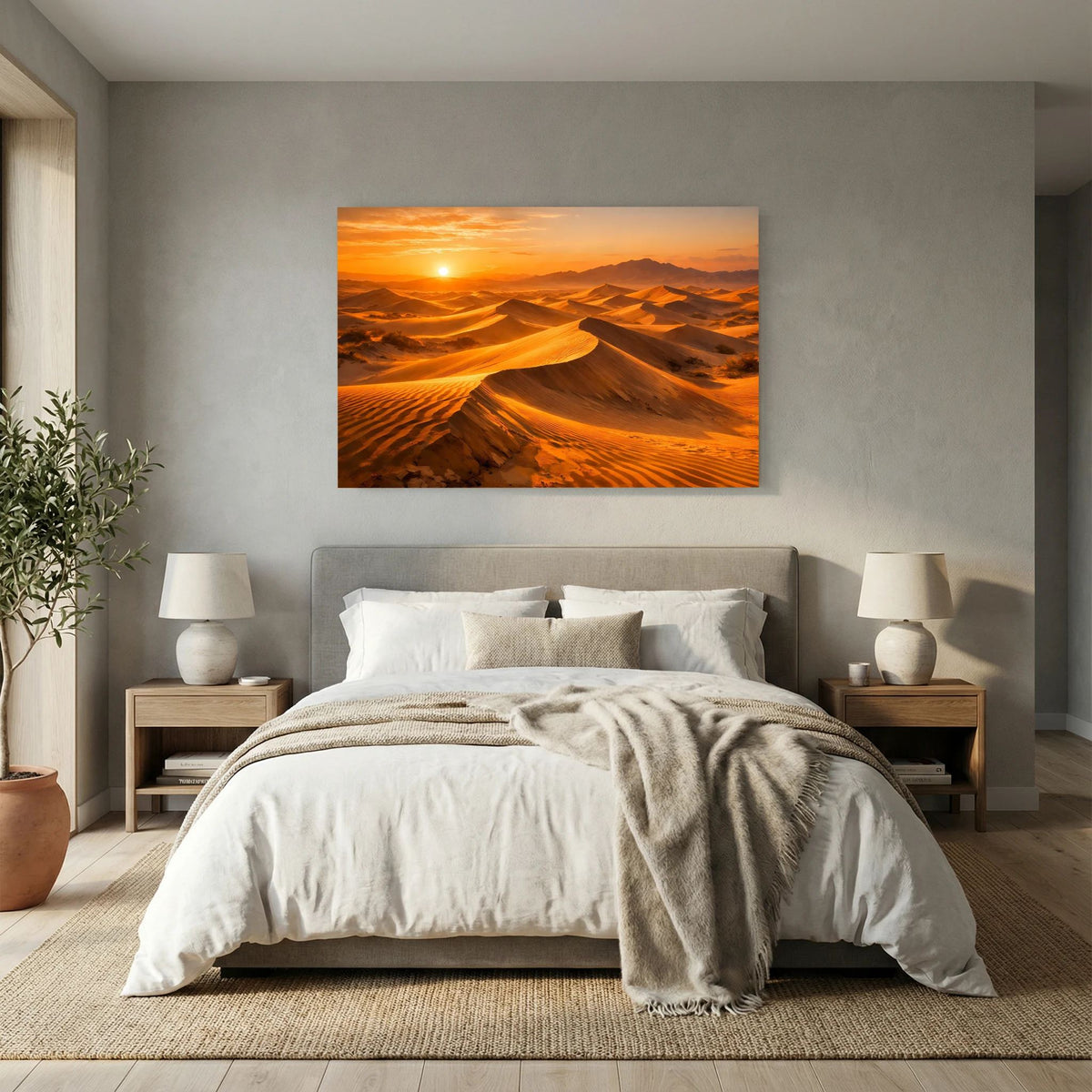 Wandbild mit Wüstenlandschaft und Abendsonne über Bett mit grauer Decke