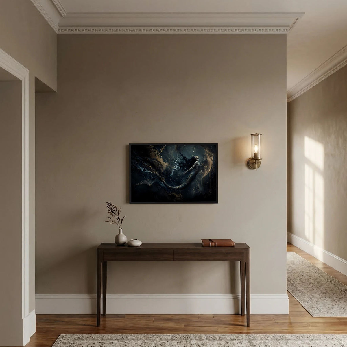 Querformatiges Fantasy-Wandbild mit Meerjungfrau, schwarz-gold, brauner Holzrahmen