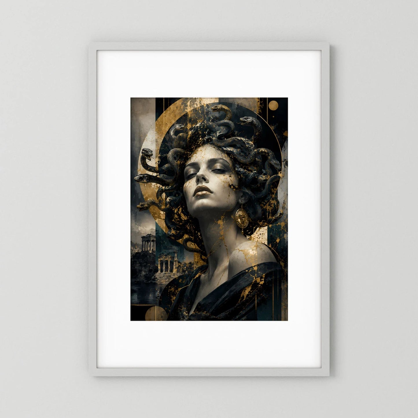 Gerahmtes Hochformat-Poster mit Porträt einer Frau, schwarzes Haar mit Schlangen und Goldakzenten