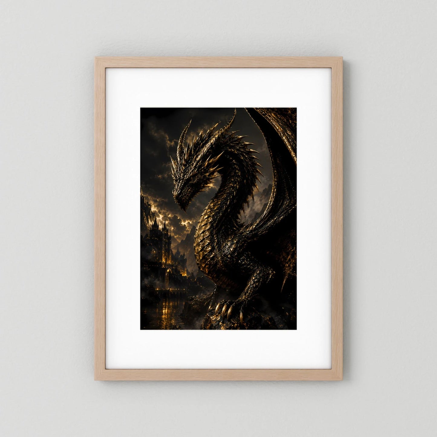 Poster im hellen Holzrahmen mit weißem Rand und schwarzem Drachenmotiv