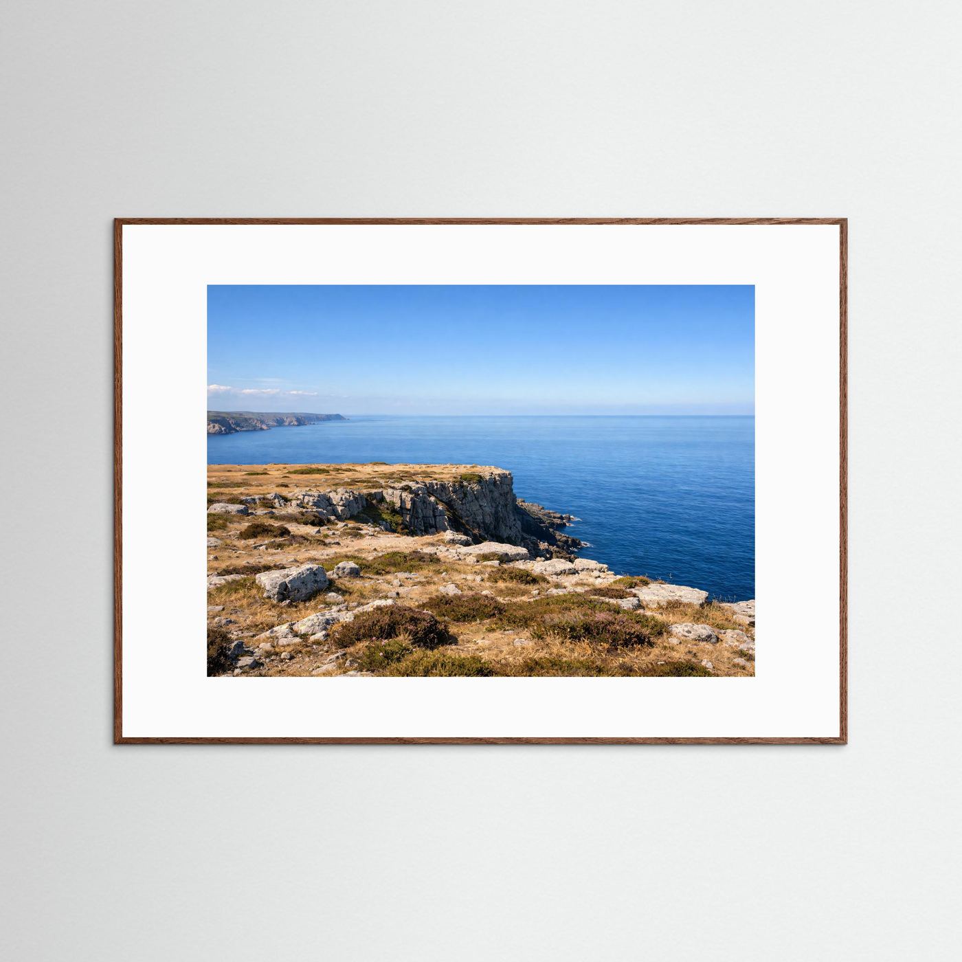 Küstenposter mit Steilküste und Meer, dunkler Holzrahmen
