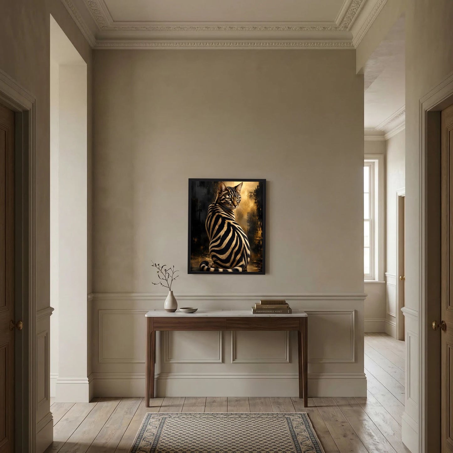 Zebra-Katze Poster in Schwarz-Gold auf Wand zwischen Holz-Türen, Flur
