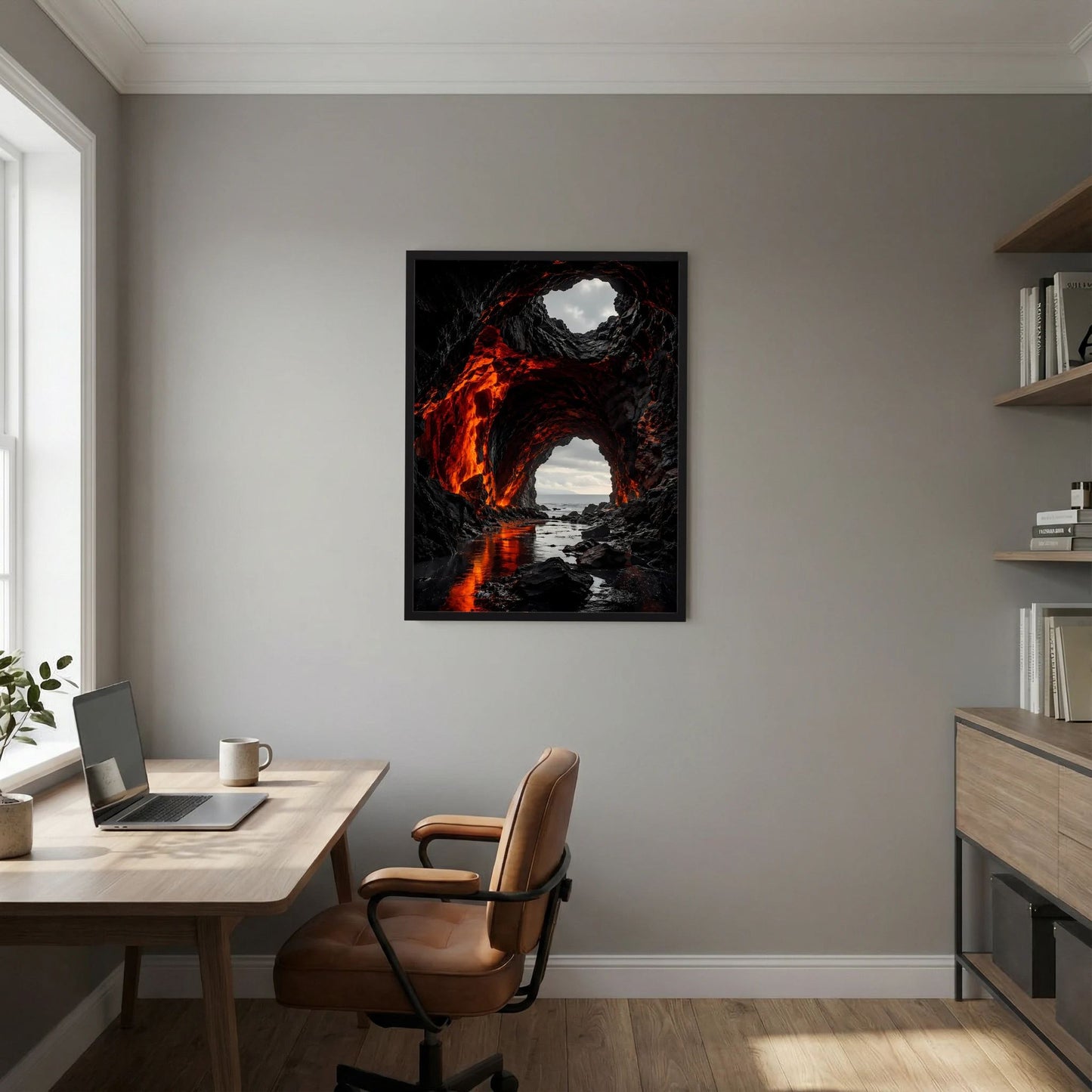 Vertikales Poster mit schwarzem Rahmen: Vulkanhöhle am Meer, glühende Lava in Orange-Rot