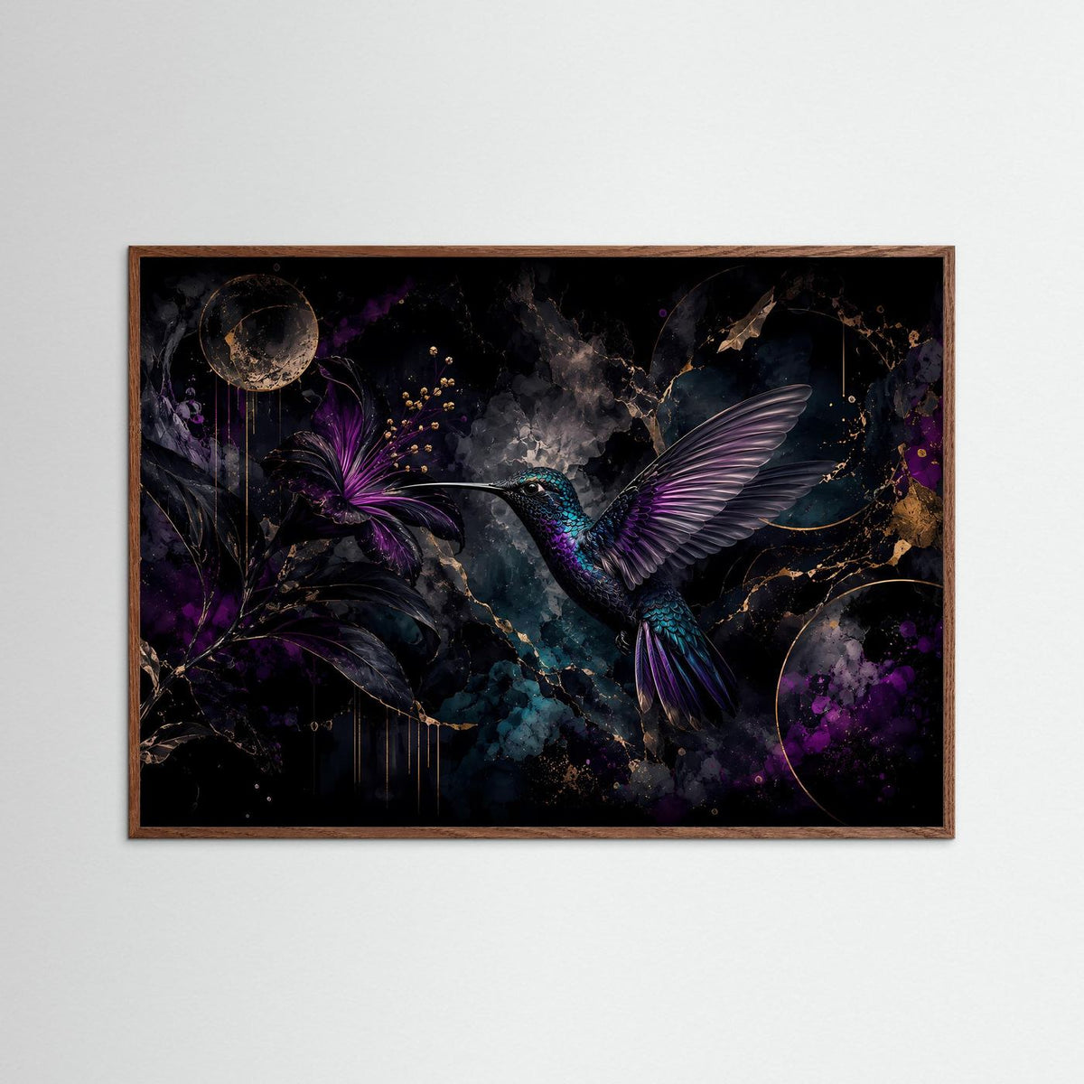 Poster mit Kolibri und lila Blüte im dunklen Eichenrahmen, abstrakte botanische Wandkunst