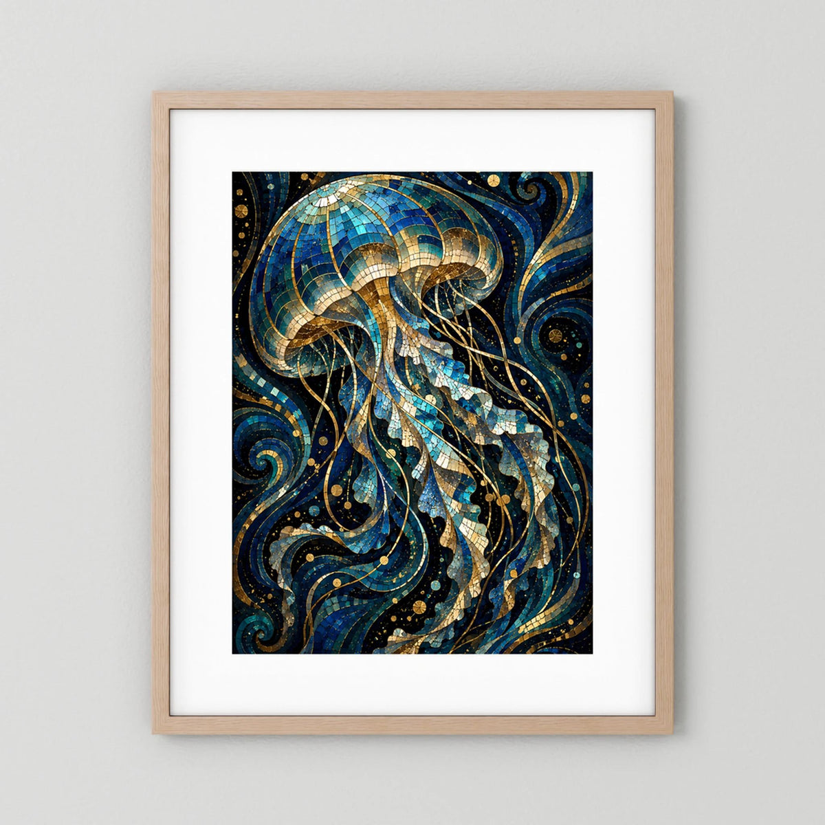 Hochformat-Poster mit Mosaik-Quallen in Blau und Gold, heller Holzrahmen