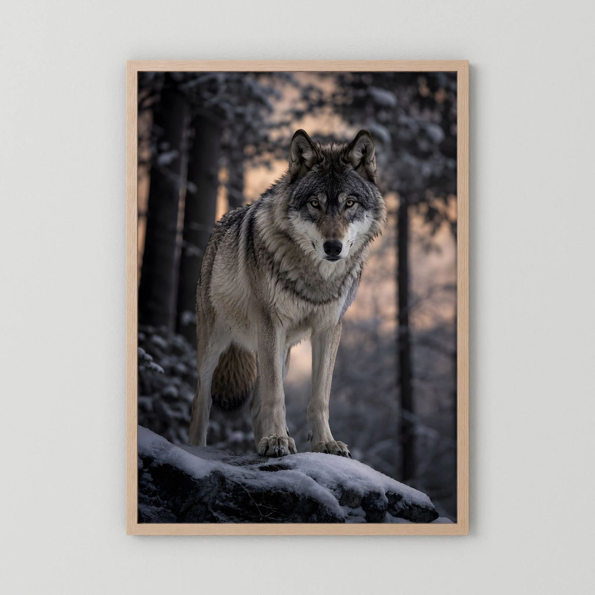Wolf-Porträtposter im Hochformat, Grauwolf im Winterwald, heller Holzrahmen