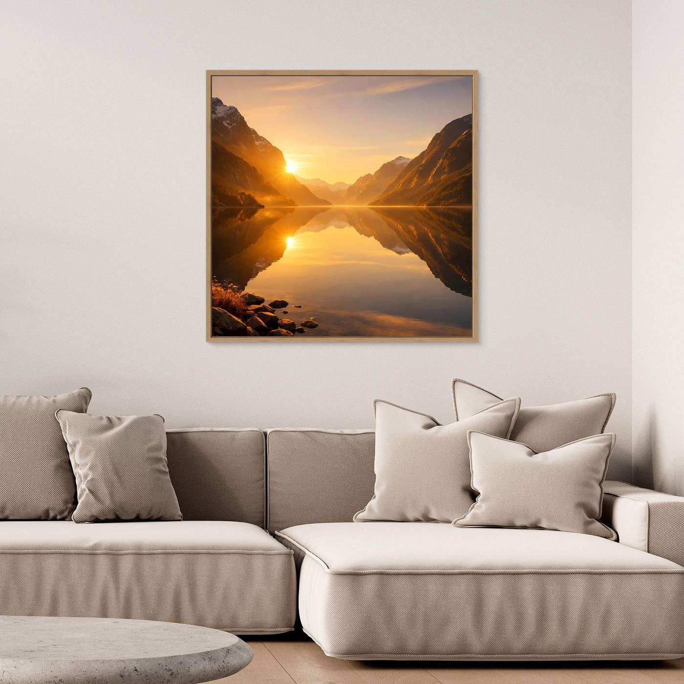 Leinwandbild Goldener Fjord mit Sonnenaufgang über spiegelndem See und Bergen im Eichenrahmen