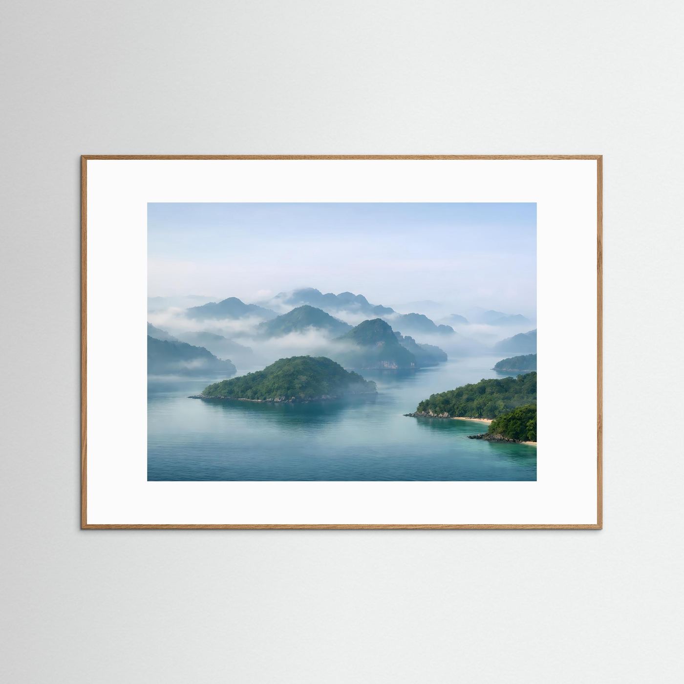 Querformat-Poster mit Fjordlandschaft im Dämmerlicht, hellbrauner Holzrahmen