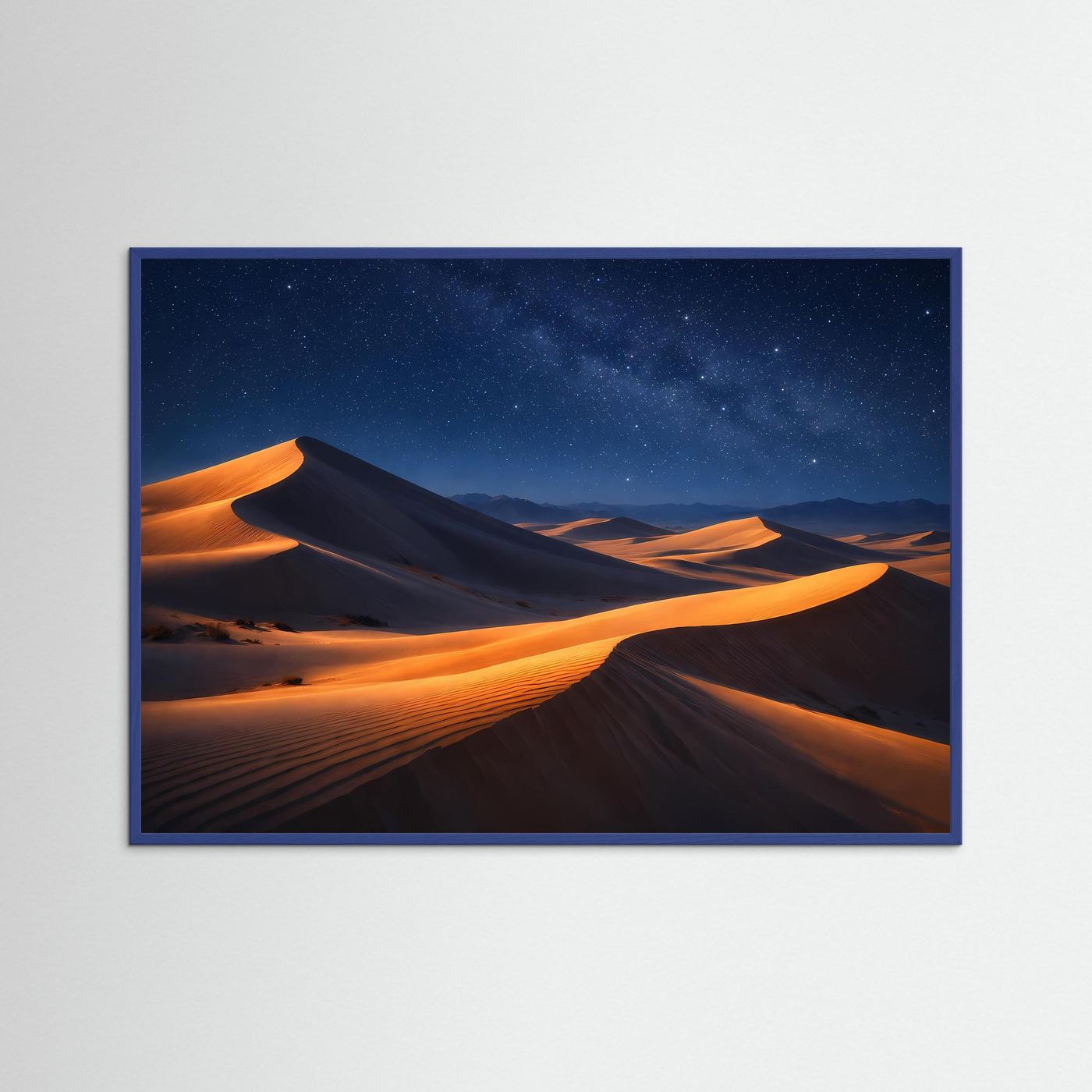 Panorama-Poster mit blauem Rahmen: Dünenlandschaft mit Milchstraße am Nachthimmel