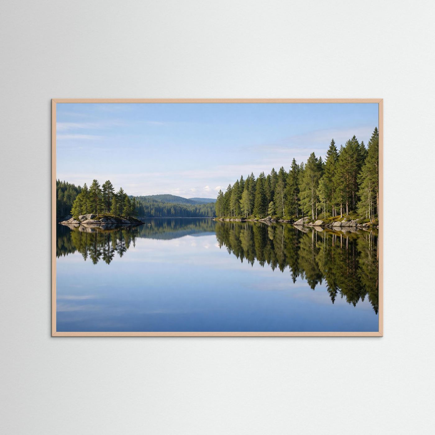 Querformat-Poster mit Waldsee und gespiegelt wirkendem Wald im Wasser, im hellen Holzrahmen