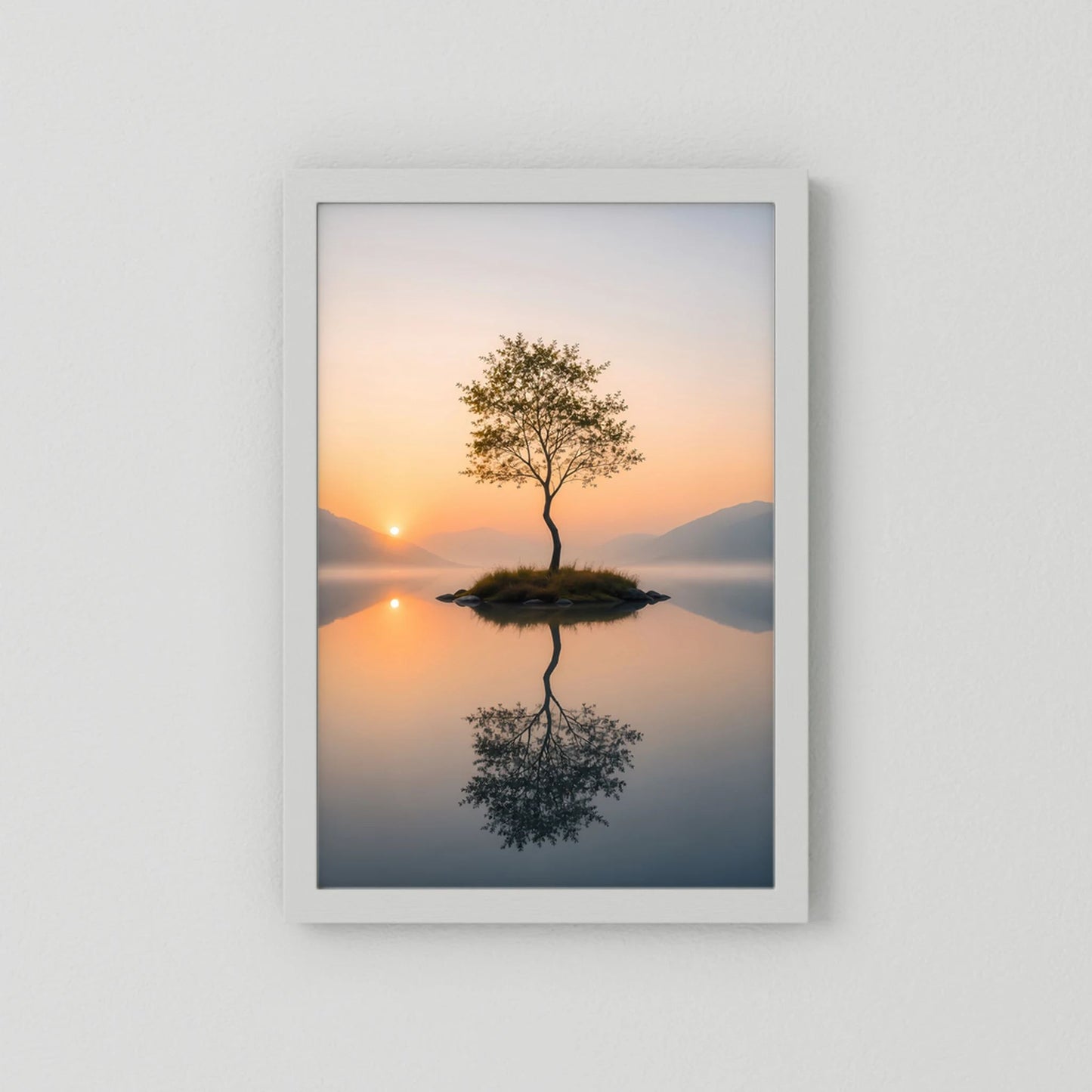 Hochformat-Poster: einsamer Baum auf Insel im See mit Spiegelung, weißer Rahmen