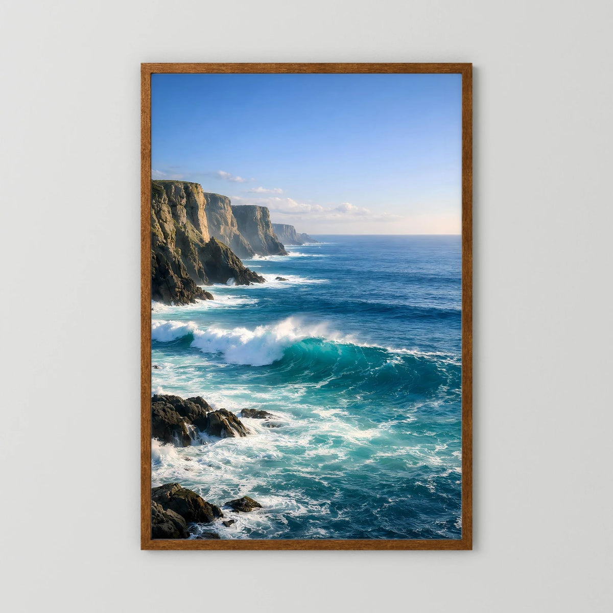Wandbild im Hochformat mit Steilküste und tosenden Wellen, brauner Holzrahmen