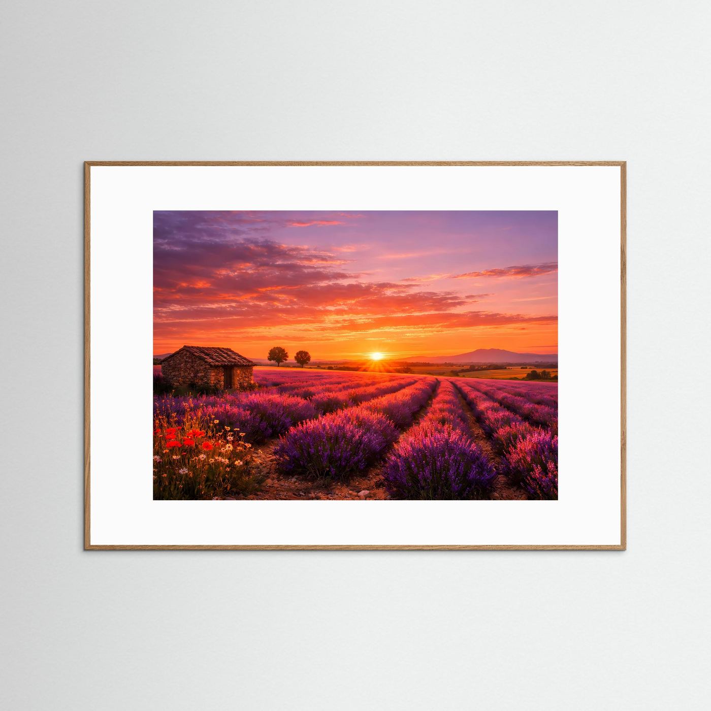 Poster im Querformat mit Lavendelfeld und Steinhütte im Sonnenuntergang, hellbrauner Rahmen