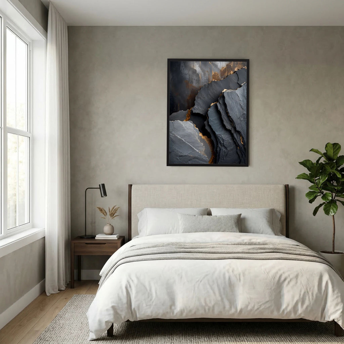 Poster im schwarzen Rahmen mit abstrakter schwarzen Felslandschaft und goldenen Rissen