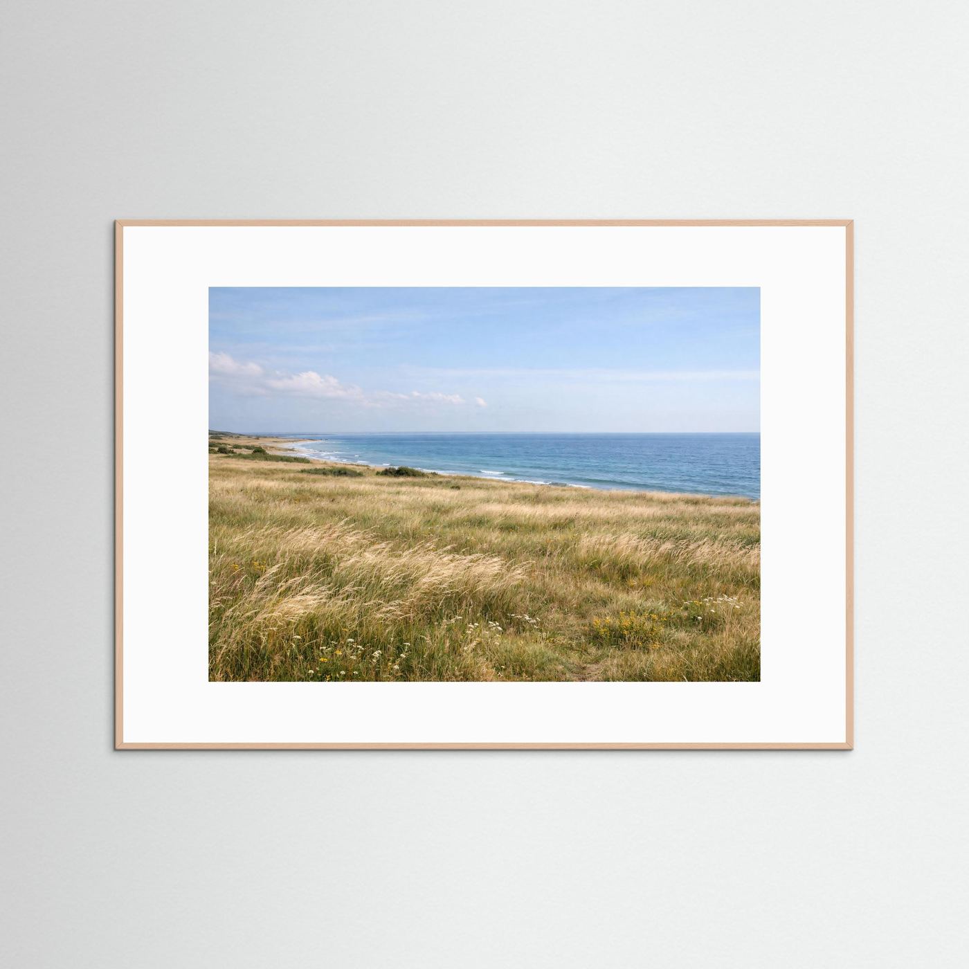 Panorama-Poster mit Küstenlandschaft im hellbraunen Rahmen