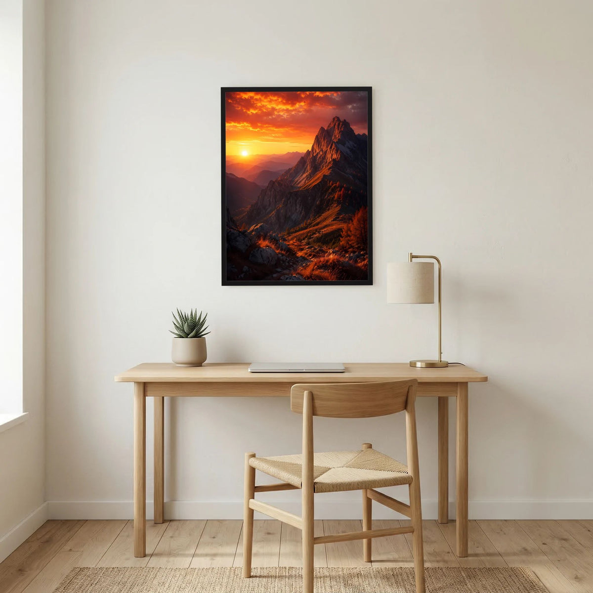Schwarz gerahmtes Poster im Hochformat mit Bergen im Sonnenuntergang, orange-rotes Licht