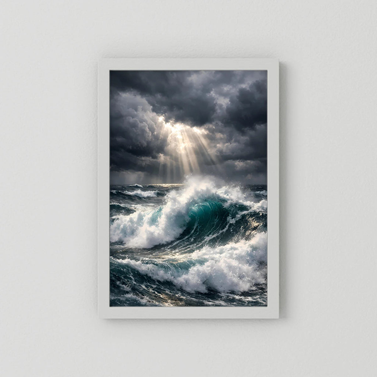 Wandbild im Hochformat mit hellem Rahmen und Bildrand: stürmisches Meer im Gewitter