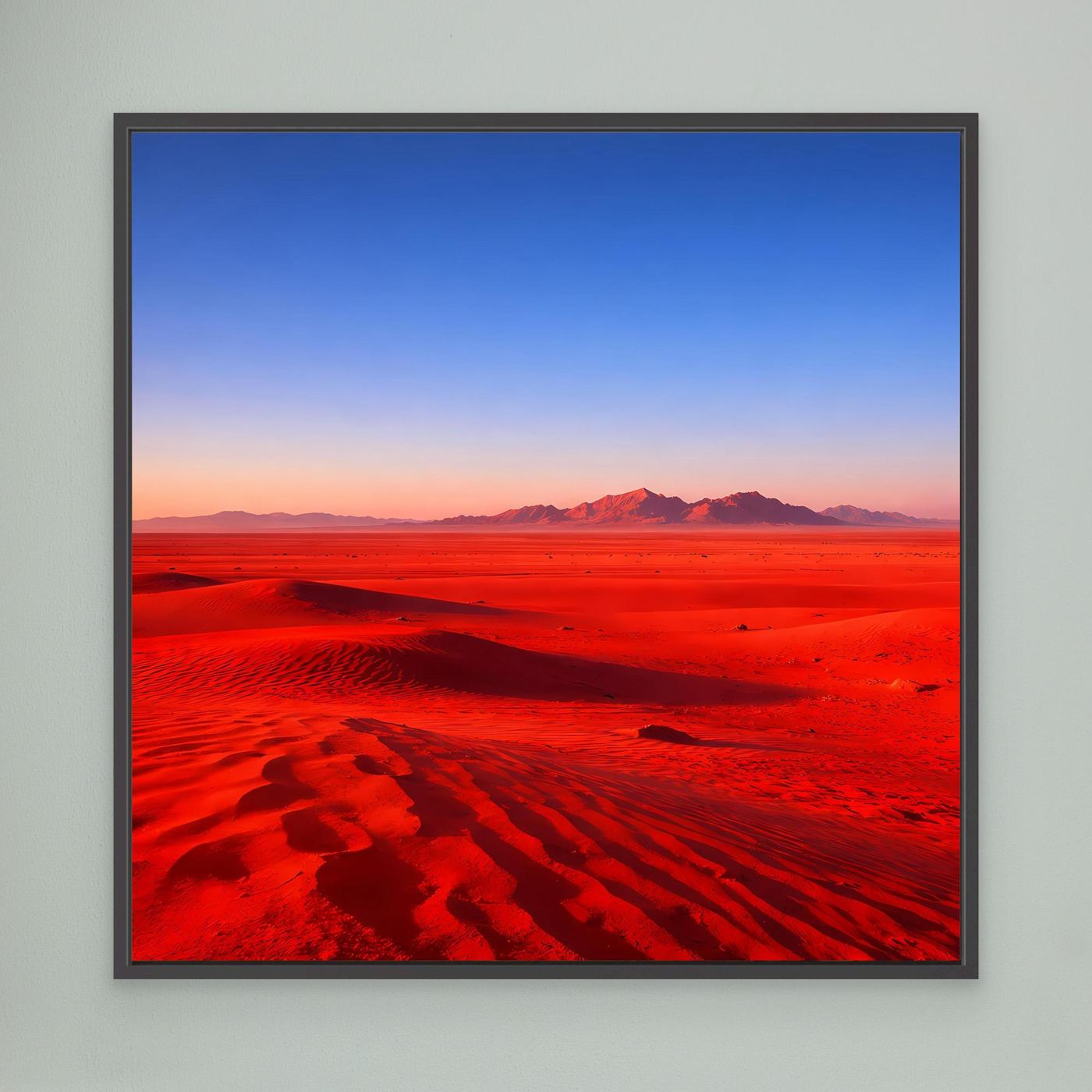 Leinwandbild mit schwarzem Rahmen, rote Wüste mit Dünen und blauem Himmel