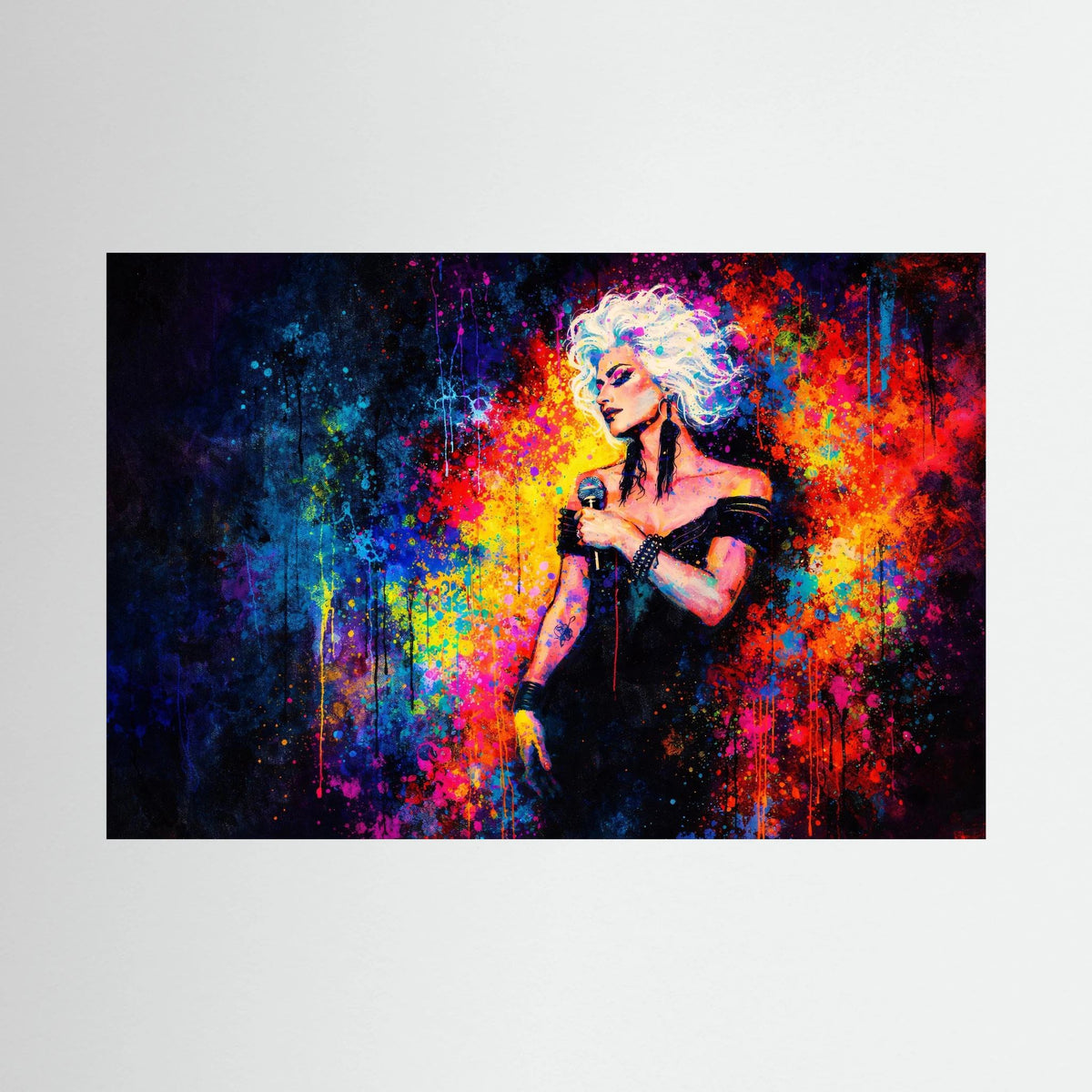 Wandbild: Sängerin mit Mikrofon, Pop-Art-Farbexplosion, buntes Querformat.