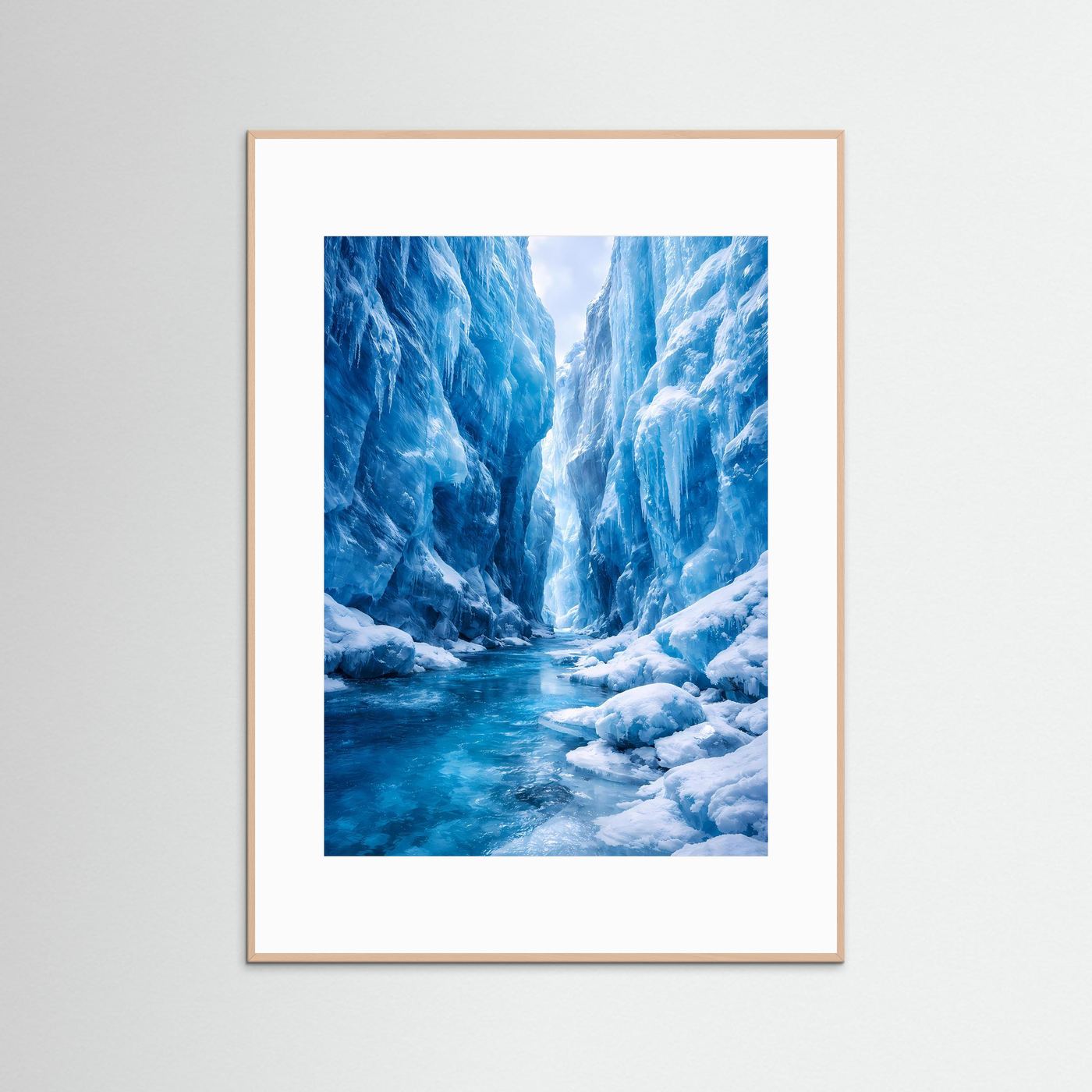 Gletscher-Poster im hellholzfarbenen Rahmen: blaues Eiswasser, weiße Eisklippen