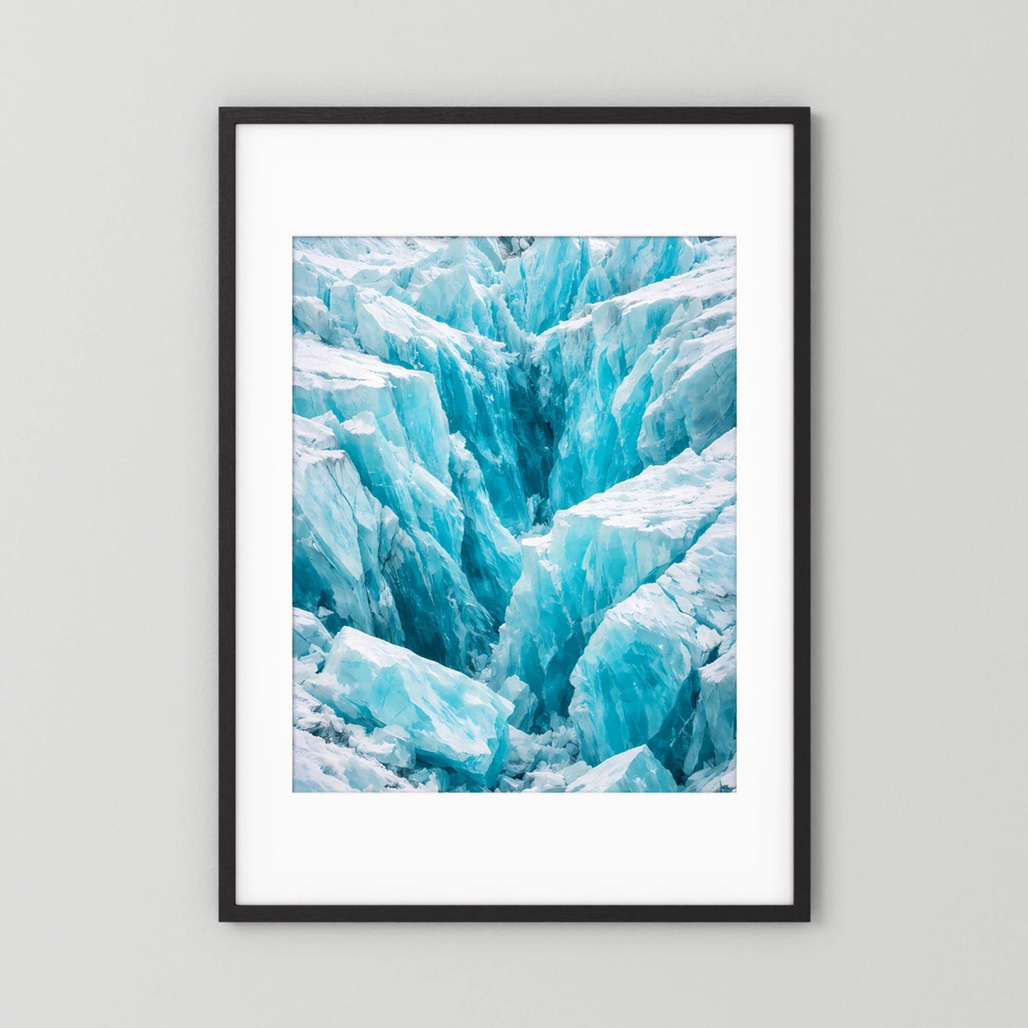 Hochformat-Poster mit türkisblauem Gletschergraben und weißen Eisflächen im schwarzen Rahmen
