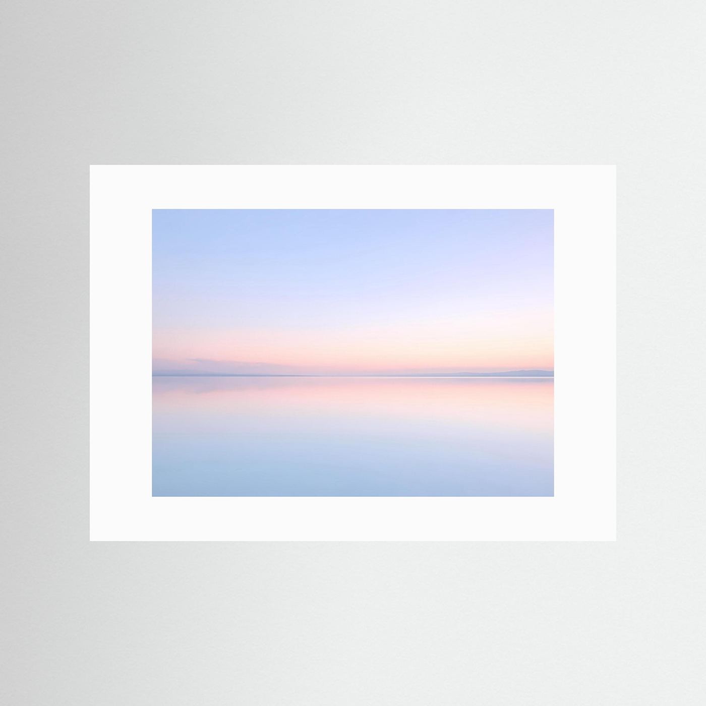 Poster im Querformat mit pastellfarbener See-Reflexion im Sonnenaufgang, weißes Passepartout