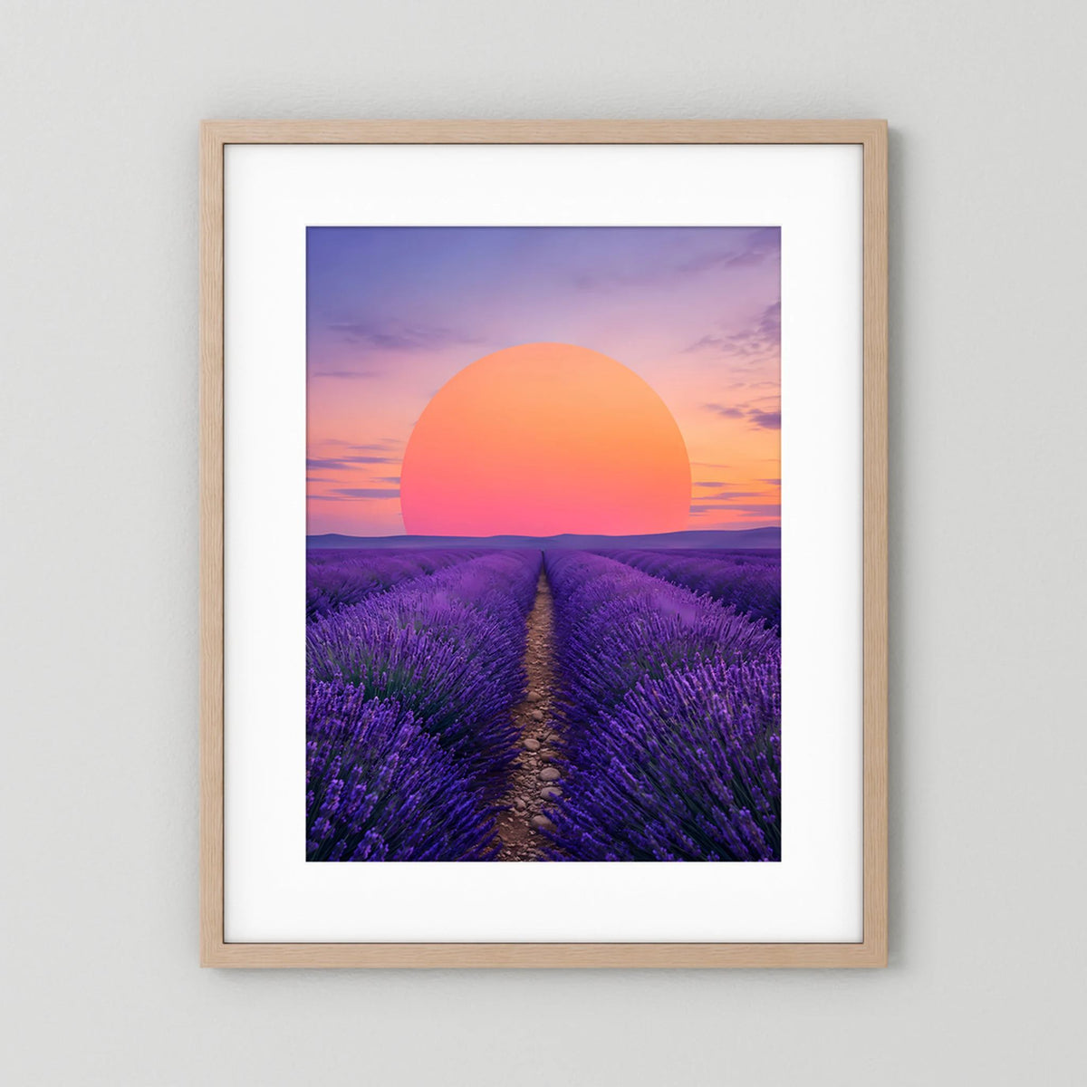 Hochformat-Poster mit Lavendelfeld, violettem Weg und großer orangefarbener Sonne im Sonnenuntergang, Holzrahmen.