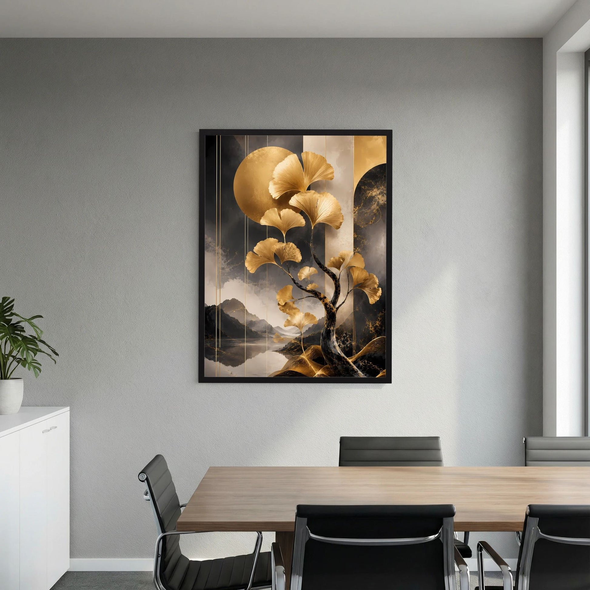 Hochformat-Poster mit goldenem Ginkgobaum, schwarzer Rahmen vor heller Wand