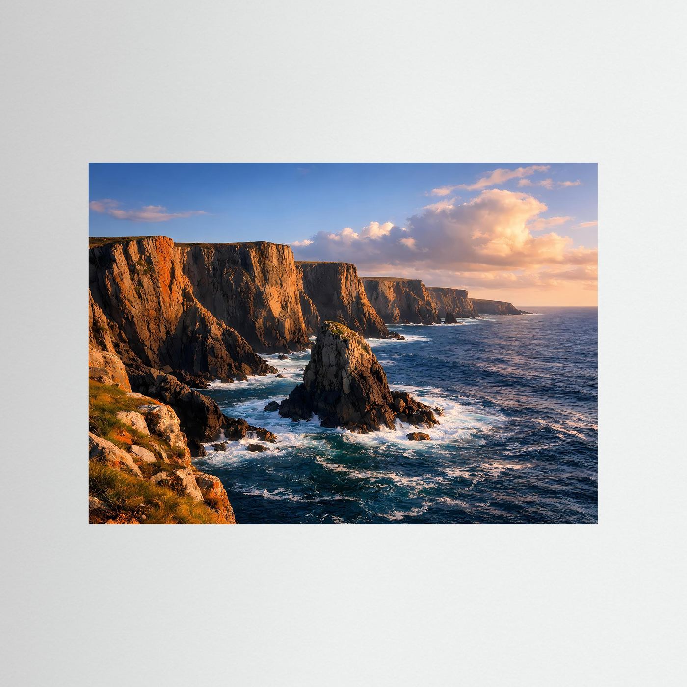 Landschaftsposter im Querformat mit Steilküste am Meer und orangefarbenen Felsen
