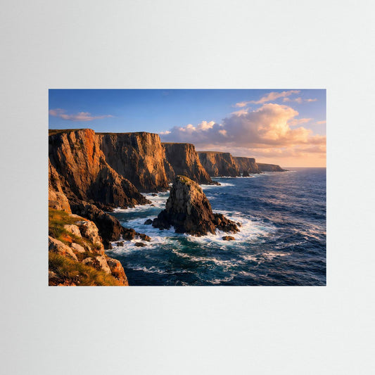 Landschaftsposter im Querformat mit Steilküste am Meer und orangefarbenen Felsen
