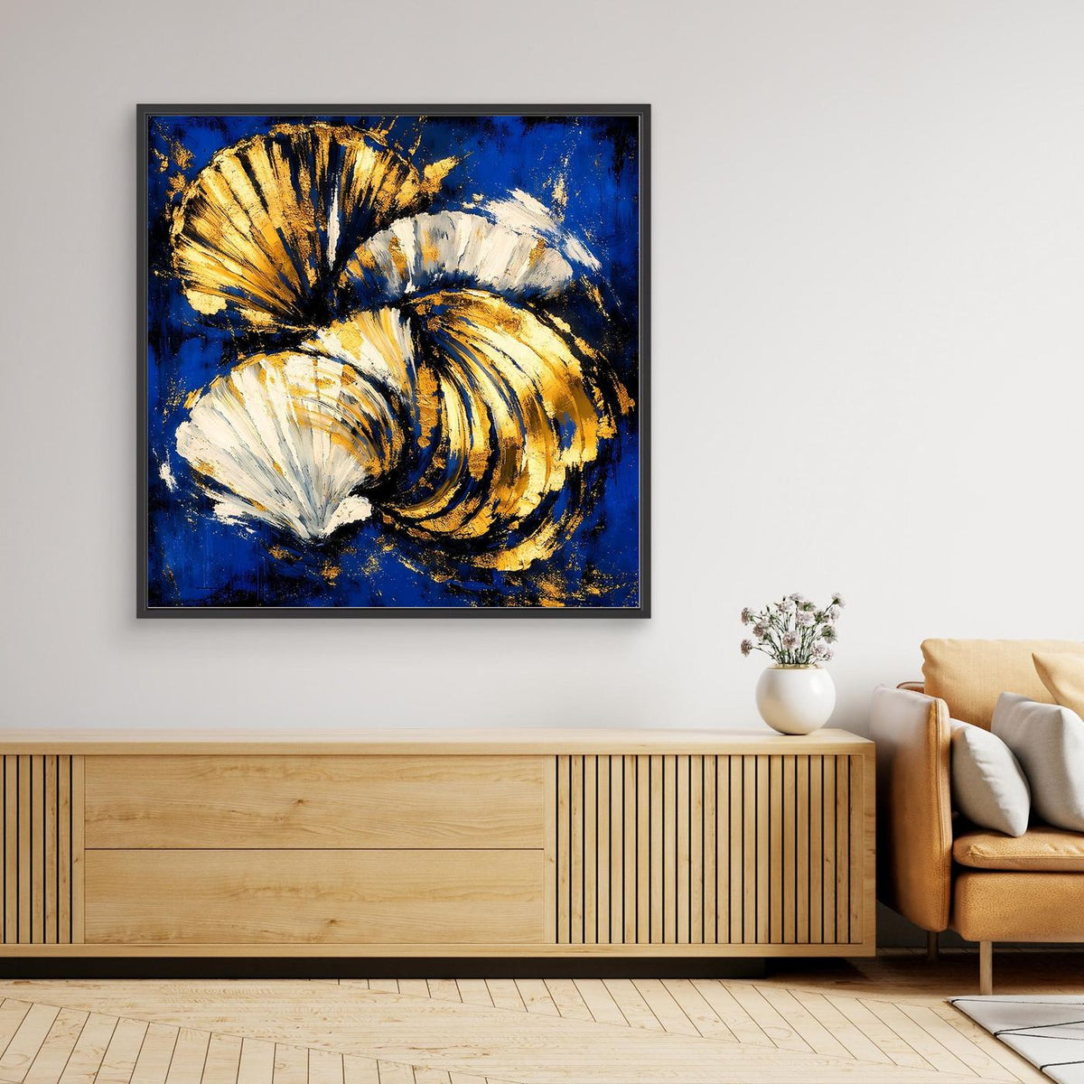 Abstraktes Muschel-Wandbild mit blauer Leinwand, gold-weißen Muscheln und schwarzem Rahmen