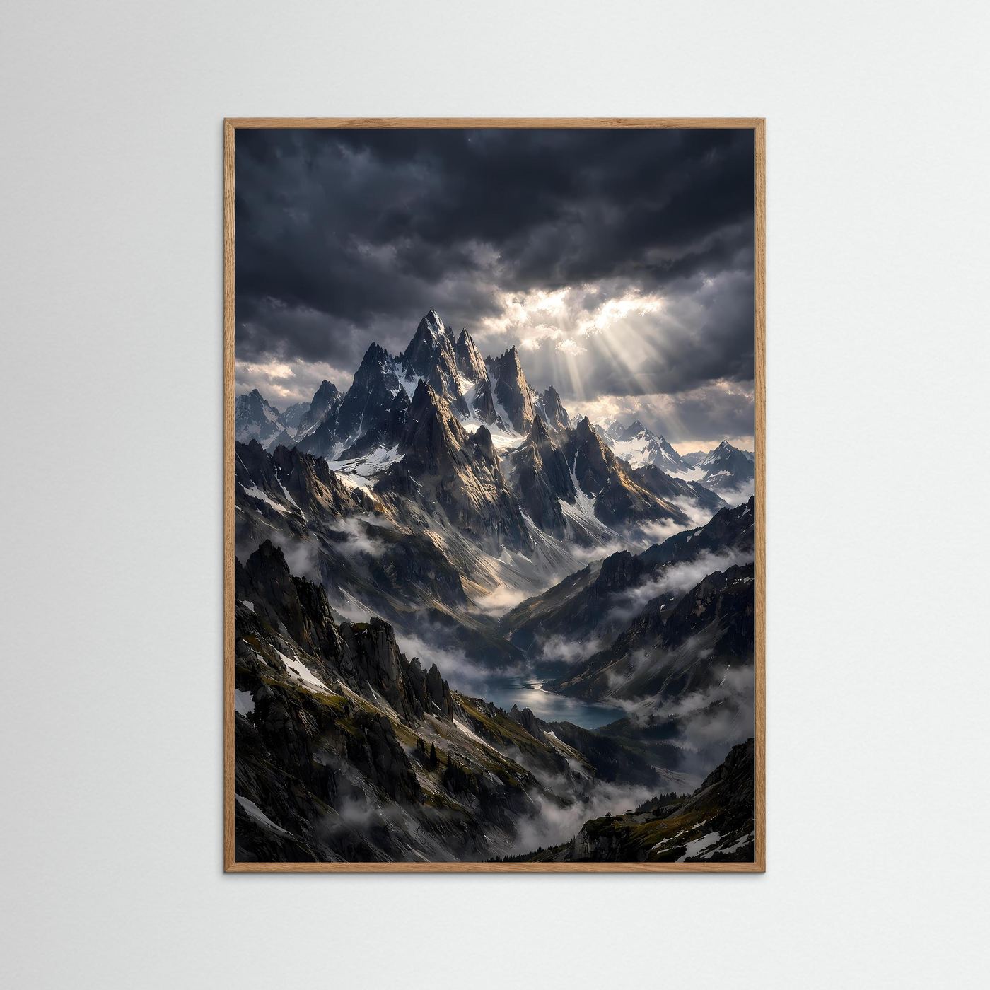 Bergsee-Wandposter im Hochformat, gerahmt mit mittelbraunem Holzrahmen