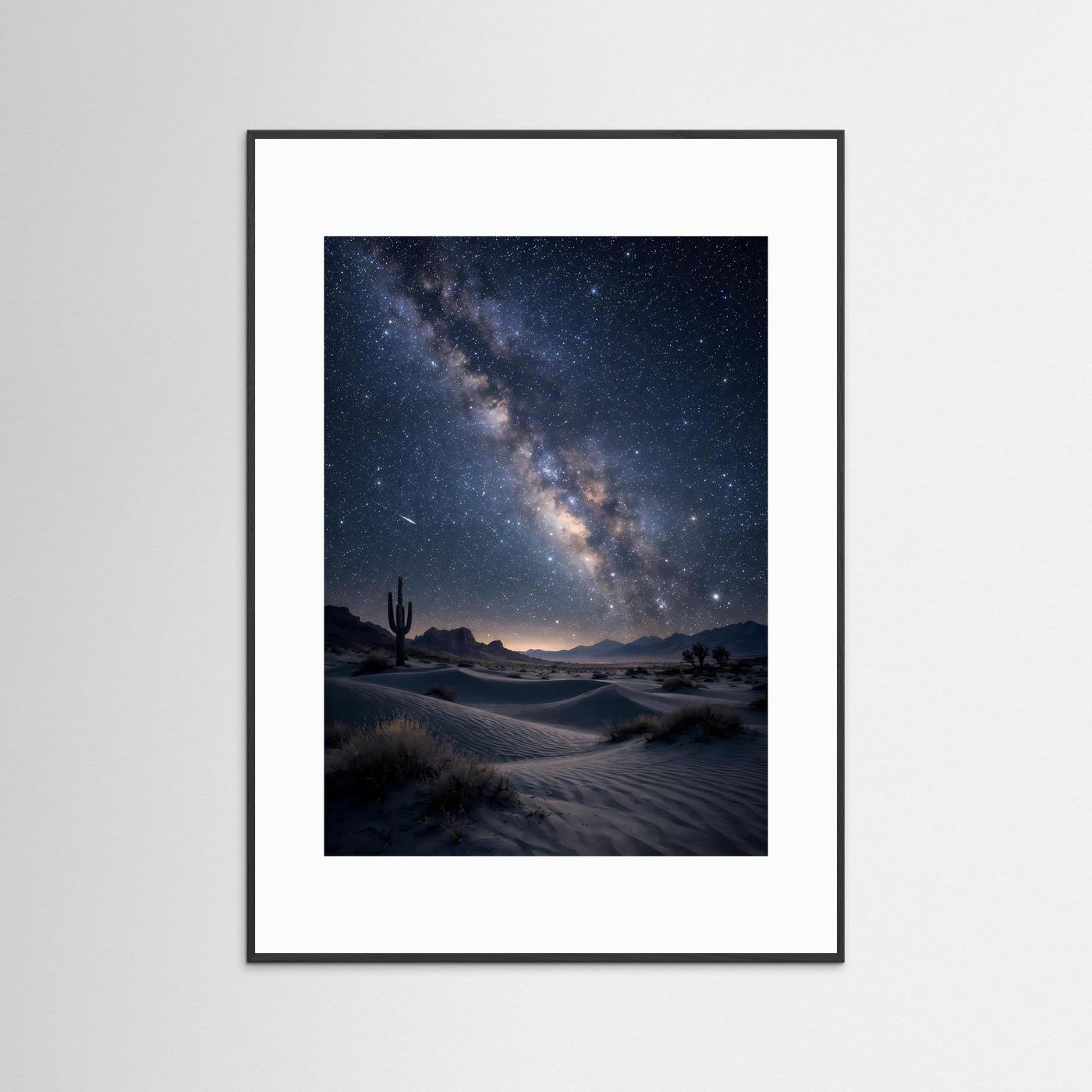 Kosmisches Nachtlandschafts-Poster mit Milchstraße über Wüstendünen und weißem Passepartout