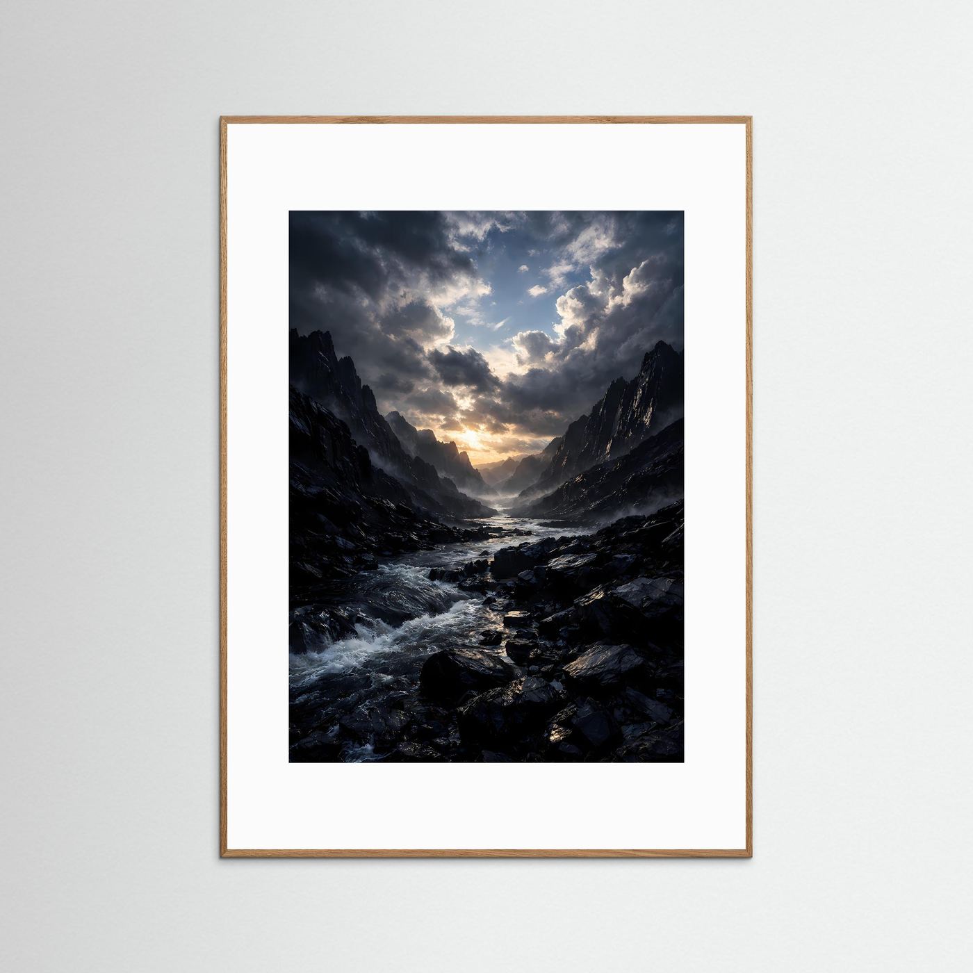 Landschafts-Kunstposter: reißender Fluss, dunkle Berge, Sonnenuntergang, goldbraun gerahmt