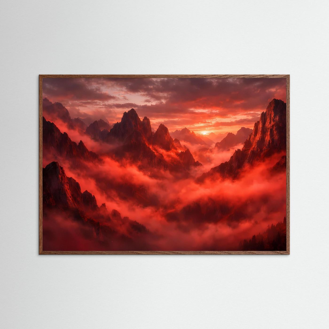 Wandbild: rote Berge mit Nebel bei Sonnenuntergang, brauner Holzrahmen